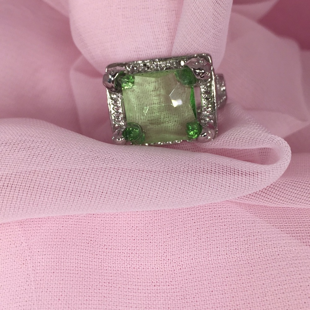 SILVER TONE RING WITH SQUARE GREEN GEMSTONE